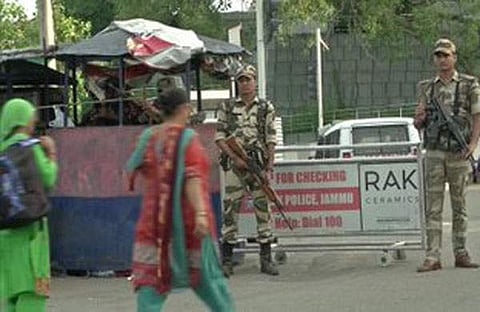 ജമ്മുവിലെ നിരത്തുകളില് കാവല് നില്ക്കുന്ന സൈനികര്/എഎന്ഐ, ട്വിറ്റര്