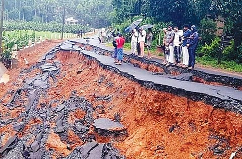 വയനാട് ഒറ്റപ്പെട്ടു; ചുരങ്ങള് അപകടാവസ്ഥയില്; ഗതാഗതം നിലച്ചു; അതിതീവ്ര മഴ തുടരുന്നു