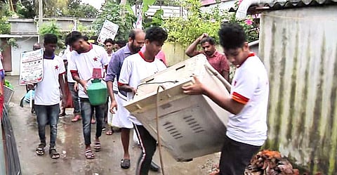 ദുരിതാശ്വാസ നിധിയിലേക്ക് പണം കണ്ടെത്താന് ആക്രി സാധനങ്ങള് ശേഖരിച്ച് വില്പന; വേറിട്ട വഴിയുമായി ഡിവൈഎഫ്ഐ