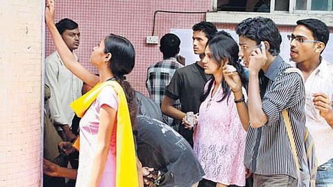 അധ്യാപകര് കുട്ടികളെ വീട്ടിലേക്ക് ക്ഷണിക്കരുത്;അനുമതിയില്ലാതെ ഒരുമിച്ച് യാത്ര ചെയ്യരുത്; ഉത്തരവുമായി സര്വകലാശാല