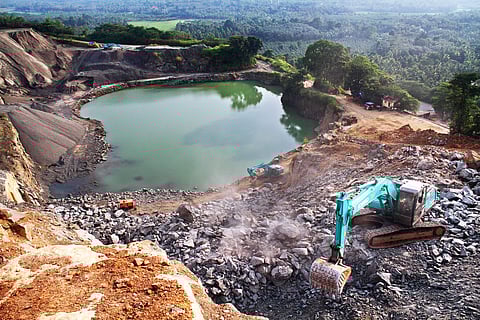 മൃതി വിധിക്കുന്ന മലനിരകള്: സഹ്യാദ്രിയിലെ അനിയന്ത്രിതമായ മനുഷ്യ ഇടപെടലുകളെക്കുറിച്ച്