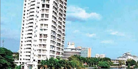 മരടില് ഫ്ളാറ്റുകള് ഒഴിയാനുള്ള കാലാവധി നാളെ അവസാനിക്കും: ഫ്ളാറ്റുടമകള് സമരത്തിലേക്ക്