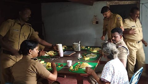 ഏഴുമക്കളും വിദേശത്ത്, ഓണനാളിലും ഒറ്റപ്പെടലിന്റെ ദൈന്യതയില് 93 വയസ്സുകാരി; 'നന്മ' സദ്യയൊരുക്കി പൊലീസ്, കയ്യടി