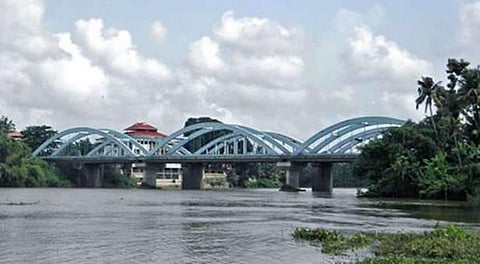 മദ്യലഹരിയില് പുഴയിലേക്ക് ചാടി; യുവാവിനായി മണിക്കൂറുകള് തിരഞ്ഞ് അഗ്നിരക്ഷാ സേന; നീന്തിക്കയറി കരയില് നിന്ന് രസിച്ച് യുവാവ്; തിരച്ചിലുകാര്ക്ക് അസഭ്യവര്ഷം