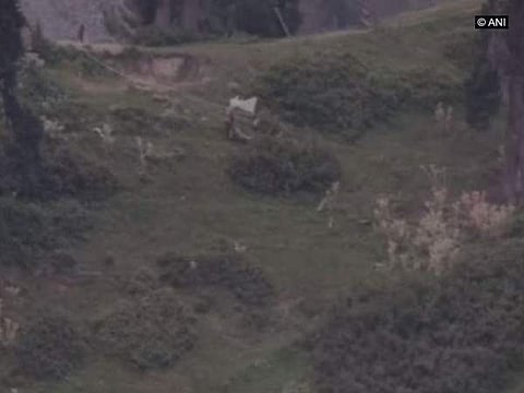 ഇന്ത്യന് പ്രതിരോധം കനത്തു, വെളളപതാക വീശാന് നിര്ബന്ധിതരായി പാക് സൈന്യം (വീഡിയോ)