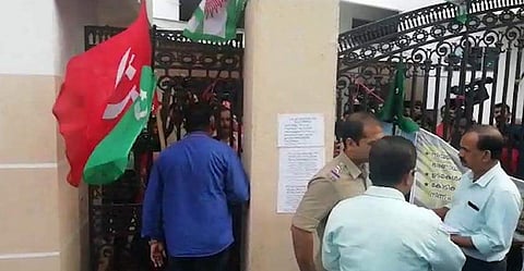 പുനരധിവാസ നീക്കവുമായി നഗരസഭ, ചൊവ്വാഴ്ചക്കകം അപേക്ഷ നല്കണം, ഫ്ളാറ്റുകളില് നോട്ടീസ്, പ്രതിഷേധവുമായി ഫ്ളാറ്റ് ഉടമകള്