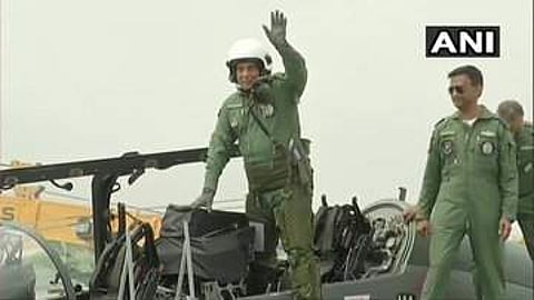 തേജസില് പറന്ന് ചരിത്രം കുറിച്ച് രാജ്നാഥ് സിങ് ; പോര്വിമാനത്തില് പറക്കുന്ന ആദ്യപ്രതിരോധമന്ത്രി ; വിമാനം ഏറെ നേരം നിയന്ത്രിച്ചത് മന്ത്രിയെന്ന് ഡിആര്ഡിഒ തലവന്