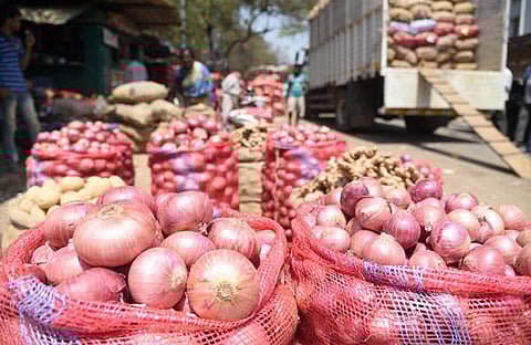 കുതിച്ച് ഉയര്ന്ന് വില; 550 കിലോ സവാള മോഷ്ടിച്ചു; രണ്ട് പേര് പിടിയില്