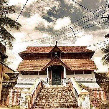 തിരുവാഭരണം ഒളിപ്പിച്ചുകടത്തിയത് പ്രസാദത്തട്ടില് ; പൂജാരിയുടെ ഭാര്യയുടെ സ്വര്ണഭ്രമം കുരുക്കായി ; പ്രതികള്ക്ക് തടവുശിക്ഷ