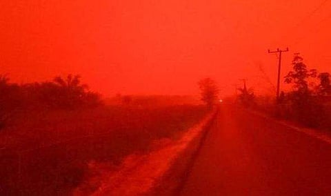 ഉച്ചയ്ക്ക് പോലും ചുവന്ന് തുടുത്ത് ആകാശം, ലോകാവസാനമാണോ എന്ന് ചോദ്യങ്ങള്; ഭീതിയില് ജനങ്ങള് (വീഡിയോ)