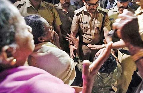 പിറവം പള്ളിക്കുള്ളില് തമ്പടിച്ചിട്ടുള്ള യാക്കോബായ വിശ്വാസികളോട് പൊലീസ് സംസാരിക്കുന്നു