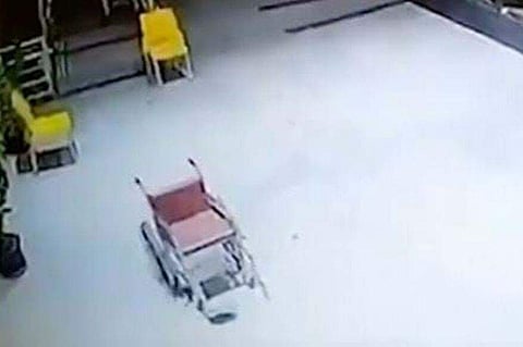 'ആശുപത്രിയില് പ്രേതബാധ'; സ്വയം സഞ്ചരിക്കുന്ന വീല് ചെയര്; അമ്പരപ്പ്; വീഡിയോ വൈറല്