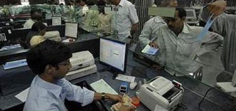 ബാങ്കുകളുടെ പ്രവര്ത്തന സമയം അരമണിക്കൂര് കൂട്ടി; പുതിയ സമയക്രമം നാളെ മുതല്