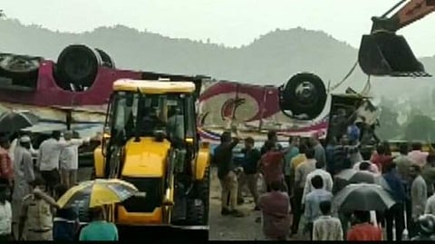 ഗുജറാത്തില് തീര്ത്ഥാടകസംഘം സഞ്ചരിച്ച ബസ്സ് മറിഞ്ഞു; 20 മരണം; 34 പേര്ക്ക് പരുക്കേറ്റു