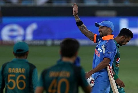 'ചില്ല് വീടിനുള്ളില് കഴിയുന്നവര് മറ്റുള്ളവരെ കല്ലെറിയില്ല'; പാകിസ്ഥാന് മറുപടിയുമായി ശിഖര് ധവാന്