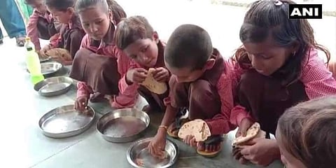 ഉച്ചഭക്ഷണത്തിന് ഉപ്പും ചപ്പാത്തിയും; മാധ്യമപ്രവര്ത്തകനെ പിന്തുണച്ച് പാചകക്കാരിയും ഗ്രാമീണരും രംഗത്ത്