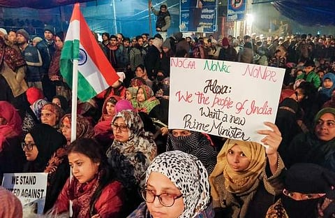 'പോരാട്ട ഭൂമിയില് ഈ അമ്മമാര്'; ആസാദി മുദ്രാവാക്യം മുഴക്കി പാട്ടുപാടി പുതുവര്ഷാഘോഷം