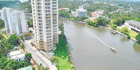 അവശേഷിക്കുന്ന  രണ്ട്  ഫ്ലാറ്റുകൾ നാളെ നിലംപൊത്തും; സ്ഫോടനം രണ്ടായി പിളര്ന്നുപൊളിക്കും വിധം