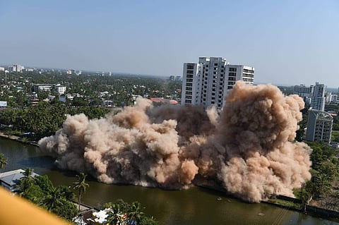 പൊളിക്കലായിരുന്നു വെല്ലുവിളി, വീടുകള്ക്ക് നാശനഷ്ടം ഉണ്ടായാല് സര്ക്കാര് സഹായിക്കും; ഉദ്യോഗസ്ഥരെ അഭിനന്ദിച്ച് മന്ത്രി
