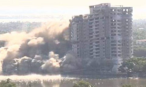 ജെയിന് കോറല് കോവും 'ഫ്ലാറ്റാ'യി ; ചെരിഞ്ഞ് തകർന്നടിഞ്ഞ് ഫ്ലാറ്റ് സമുച്ചയം ( വീഡിയോ)