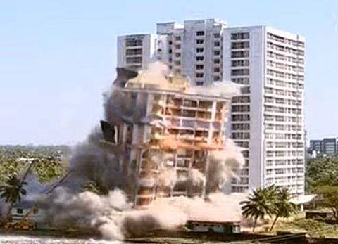 കയ്യേറ്റങ്ങൾ 'പൊളിച്ചടുക്കി'; ഗോൾഡൻ കായലോരവും നിലംപൊത്തി ( വീഡിയോ)