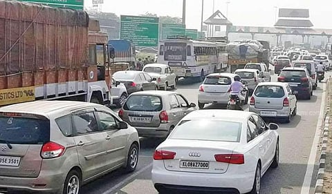 രൂക്ഷമായ ഗതാഗതകുരുക്ക്; കുമ്പളം, പാലിയേക്കര...65 ടോള് പ്ലാസകളില് ഹാസ്ടാഗ് നിയന്ത്രണത്തില് ഉളവ്