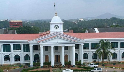 കെഎഎസ് പരീക്ഷ; സെക്രട്ടേറിയറ്റില് കൂട്ട അവധി; അയോഗ്യരാക്കുമെന്ന് സര്ക്കാര്; ജോലി ഉപേക്ഷിച്ച് പഠിക്കാമെന്ന് സര്ക്കുലര്