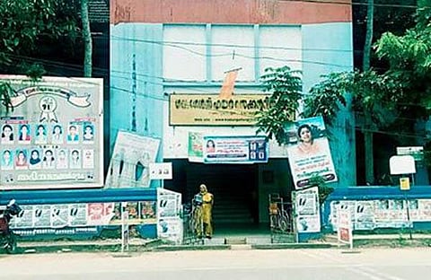 ഹിന്ദി പഠിപ്പിക്കുന്നതിനിടെ വിദ്യാര്ഥിനികള്ക്ക് 'ബയോളജി' ക്ലാസ്; മുസ്ലിംകള് പാകിസ്ഥാനില് പോവണമെന്ന് പരാമര്ശം; അധ്യാപകന് സസ്പെന്ഷന്