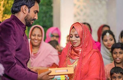 ഇന്ത്യന് ഭരണഘടന മഹറായി ചോദിച്ച് വധു; നൂറുപുസ്തകങ്ങള് നല്കി വരന്