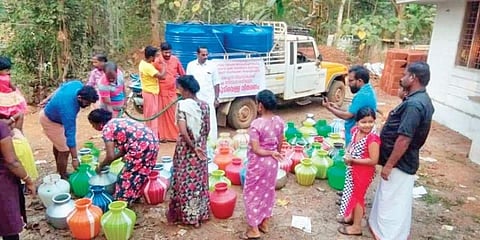 കുടുംബങ്ങള്ക്ക് വെള്ളം നല്കുന്ന സേവാഭാരതി പ്രവര്ത്തകര്/ചിത്രം: എക്സ്പ്രസ്
