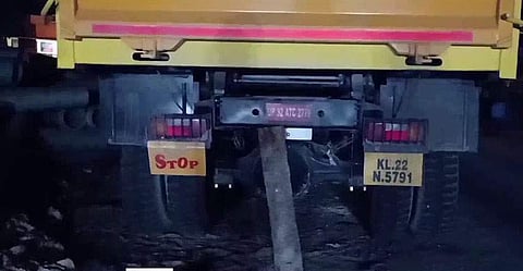 വ്യാജ നമ്പര് പ്ലേറ്റ് ഉപയോഗിച്ച് മണല് കടത്ത്; സിപിഎം ബ്രാഞ്ച് സെക്രട്ടറിയുടെ ടിപ്പര് പിടിച്ചെടുത്തു