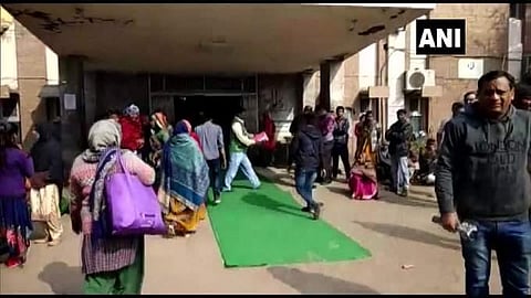 പിഞ്ചുകുട്ടികള് മരിച്ചു വീഴുമ്പോള്, മന്ത്രിക്ക് പരവതാനി വിരിച്ച് ആശുപത്രി അധികൃതര് ; ചിത്രങ്ങള് പുറത്ത്, വിവാദം