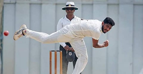 ഹൈദരാബാദിനെ വിറപ്പിച്ച് സന്ദീപും ബേസിലും; ലീഡ് പിടിക്കാന് പേസര്മാരുടെ തകര്പ്പന് കളി