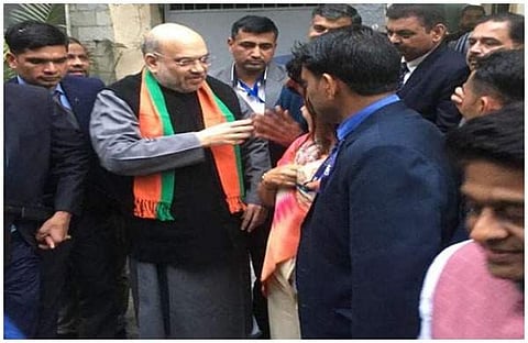 ശക്തികേന്ദ്രത്തില് ബിജെപിയെ ഞെട്ടിച്ച് ഗോ ബാക്ക് വിളി; അമിത് ഷായ്ക്ക് എതിരെ പ്രതിഷേധിച്ച യുവതികള്ക്ക് പൊലീസ് കാവല്