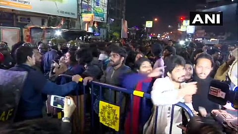 ജാദവ്പൂർ സർവകലാശാലയിലും സംഘർഷം; വിദ്യാർത്ഥികളും ബിജെപി പ്രവർത്തകരും നേർക്കുനേർ; ലാത്തിച്ചാർജ്