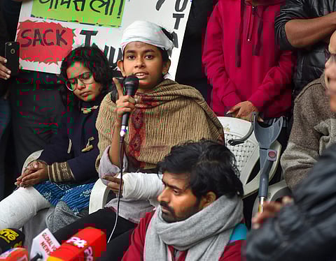 ജെഎന്യു വിദ്യാര്ത്ഥി യൂണിയന് പ്രസിഡന്റ് ഐഷി ഘോഷ് മാധ്യമങ്ങളെ കാണുന്നു/ ചിത്രം: പിടിഐ