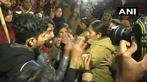 ഡല്ഹിയില് വീണ്ടും സംഘര്ഷം; ജെഎന്യു വിദ്യാര്ഥികളുടെ മാര്ച്ചിന് നേരെ പൊലീസ് ലാത്തിവീശി; നിരവധിപേര്ക്ക് പരിക്ക്