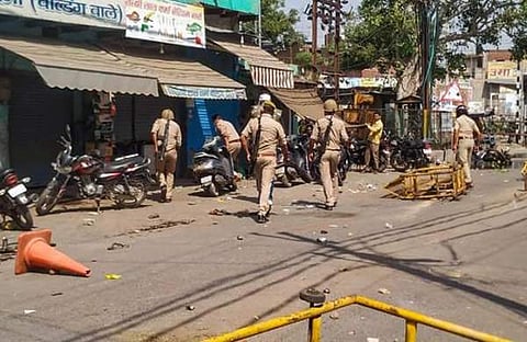 ഹാഥ്രാസില് നടന്ന പ്രതിഷേധ പ്രകടനത്തെ പൊലീസ് നേരിടുന്നു