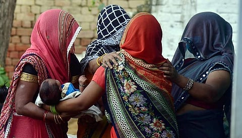 മരിച്ച യുവതിയുടെ ബന്ധുക്കൾ