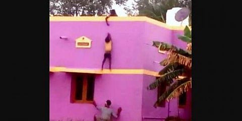 കളിച്ചുകൊണ്ടിരിക്കേ കാല്തെറ്റി, ടെറസില് തൂങ്ങിക്കിടന്ന് നാലുവയസുകാരന്; അലറിവിളിച്ച് സഹോദരി, രക്ഷകനായി തെരുവോര കച്ചവടക്കാരന്- വീഡിയോ