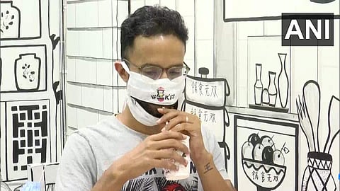 'ഭക്ഷണം കഴിക്കാന് ഇനി മാസ്ക് അഴിക്കേണ്ട'; സിബോടെയുളള മുഖാവരണം റെഡി!