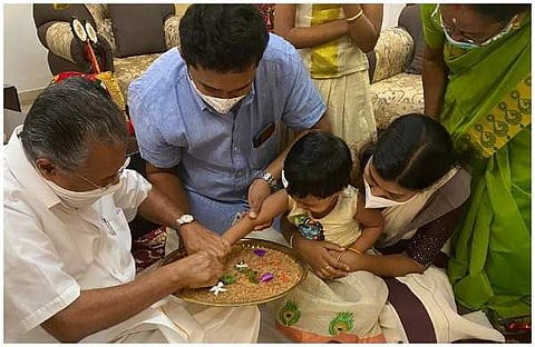 ഡ്രൈവറുടെ കൊച്ചുമകള്ക്ക് ആദ്യാക്ഷരം കുറിച്ച് മുഖ്യമന്ത്രി; കോവിഡ് നിയന്ത്രണങ്ങള് പാലിച്ച് വിദ്യാരംഭം (ചിത്രങ്ങള്)