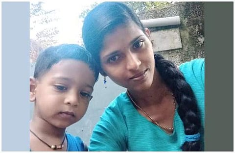 കായലില് ചാടിയ യുവതിയുടെ മകന്റെ മൃതദേഹവും കണ്ടെത്തി; ഭര്ത്താവിന് എതിരെ ബന്ധുക്കള്