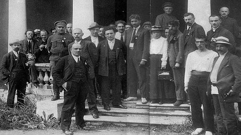 ലെനിൻ, മാക്സിം ഗോർക്കി എന്നിവർക്കൊപ്പം എംഎൻ റോയ്