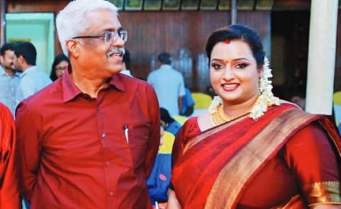 സ്വപ്ന പറഞ്ഞിട്ട് വാങ്ങി നല്കിയ ഒരു ലക്ഷം രൂപയുടെ ഫോണ് ഉപയോഗിക്കുന്നത് ശിവശങ്കര്