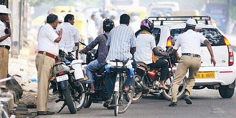 ഹെൽമെറ്റില്ലാതെ പൊലീസ് പൊക്കി, പഴയകണക്കിൽ ട്രാഫിക് നിയമം തെറ്റിച്ചത് 77 തവണ! 42,500 രൂപ പിഴ; സ്കൂട്ടർ ഉപേക്ഷിക്കാനൊരുങ്ങി ഉടമ