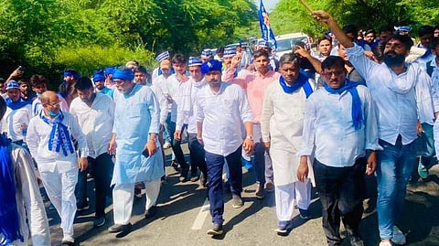 തടഞ്ഞ് പൊലീസ്; ഹാഥ്രസിലേക്ക് നടന്നു പോയി ചന്ദ്രശേഖര് ആസാദ് (വീഡിയോ)