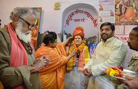 ഗോഡ്സെയുടെ പ്രതിമയില് മാല ചാര്ത്തുന്ന ഹിന്ദു മഹാസഭ നേതാക്കള്/ ചിത്രം: പിടിഐ