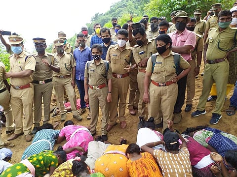 ആദിവാസി ഊരുകളിൽ നിന്ന് വനപാത നിർമിക്കാനെത്തിയവരെ വനംവകുപ്പ് ഉദ്യോഗസ്ഥർ തടഞ്ഞപ്പോൾ അവരുടെ കാൽക്കൽ വീണപേക്ഷിക്കുന്ന സ്ത്രീകൾ