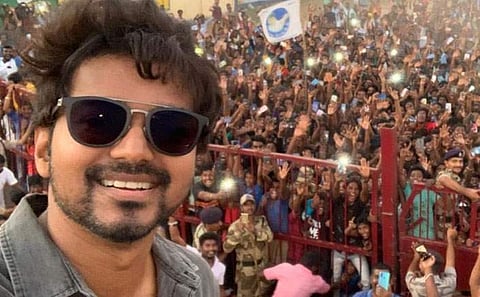 കാരവാന് മുകളിൽ നിന്ന് വിജയ് പകർത്തിയ ആ ചിത്രം; റെക്കോർഡിട്ട് 'മാസ്റ്റർ' സെൽഫി